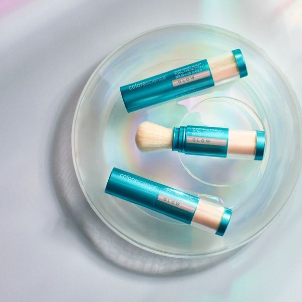 Colorescience Sunforgettable&reg; Total Protection&trade; Brush-On Shield Glow SPF 50 | Сонцезахисна пудра з пензлем SPF 50 Золоте Сяйво 403106001 фото